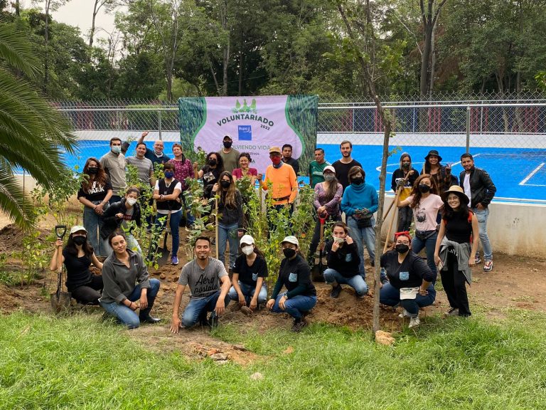 Actividad de plantación de bosque nativo en el Deportivo Parque Lira