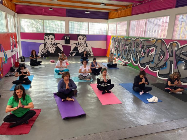 CLASE DE YOGA PARA MUJERES EN EL DEPORTIVO PARQUE LIRA