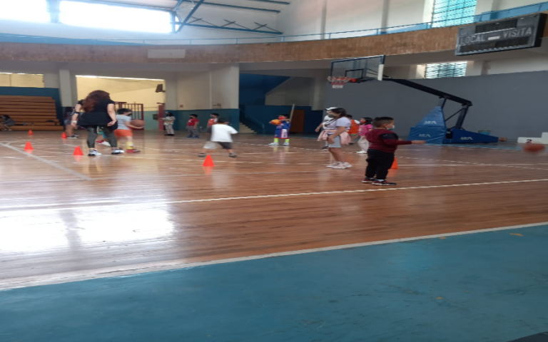 Yo Juego con mis papás baloncesto en el Plan Sexenal