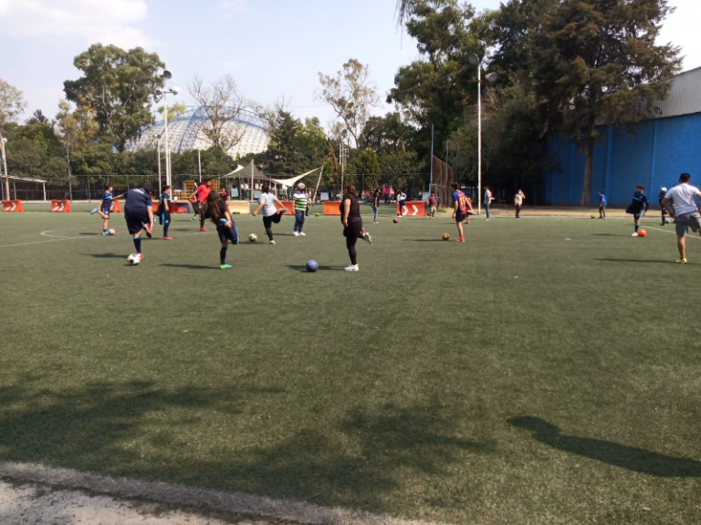 Yo juego con mi mamá y papá fútbol en el Plan Sexenal!!!!!